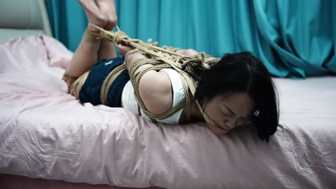 可怜的小姐姐被大量麻绳捆绑挣扎 第3张