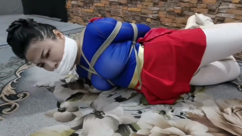 女超人雅思接到任务,去抓拿歹徒,刚进去歹徒老巢,空中毒气把她熏晕过去.被绑了起来 第3张