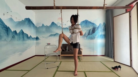 小姑娘单腿吊,驷马，大闸蟹三种不同姿势被缚同时捞脚心 第3张