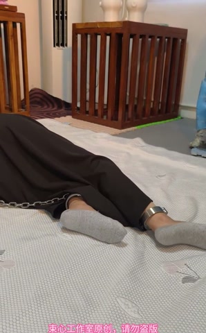 小月五四装，脖手脚连铐，喂鱼，家居简单生活剧情 第3张