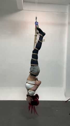 山田小姐倒吊地狱，一开始还嘻嘻哈哈做运动挣扎。放放最后情绪崩溃大哭起来 第3张