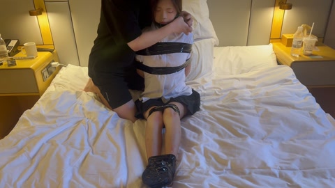 新人涵涵窒息片（带上口球胶带封住口鼻，无力挣扎看在白幼瘦身上真的是太美妙） 第3张