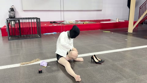 无人之境-自缚解压被老板抓包的女职员 第3张