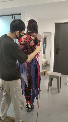 海瑟音cos捆绑，尝试只用一张凳子为支点驷马 第3张