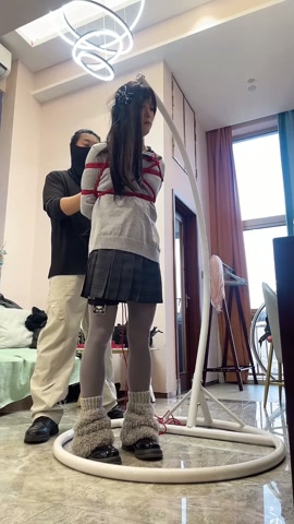 灰丝黑长直可爱学生装，强制罚站紧缚，同时被训练器和郊狼轮番轰炸 第3张