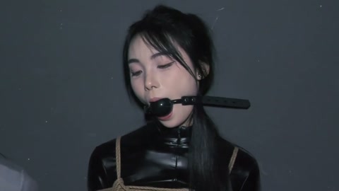 特工历险记（下集）女特工被全身紧缚在地牢中放置然后被打扮成艳女贩卖 第3张
