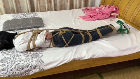 红豆衬衣牛仔裤 白袜运动鞋 自动紧缚绳 挣脱不能 各种犟 用力挣扎 第3张