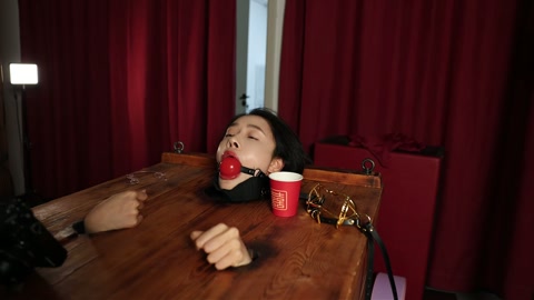 美女的嘴巴 “捕获一美女，关进木箱枷住脖子，露出头部，然后上道具 观赏。主要用了三种嘴巴刑具，强制喂... 第3张