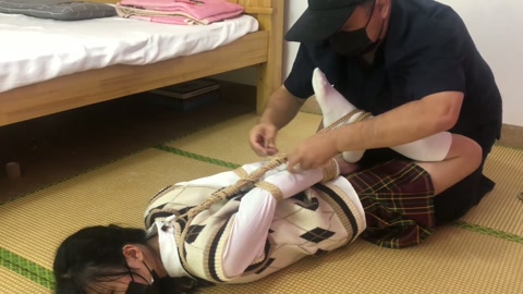 荷露超紧并肘直臂一根绳交叉腿驷马 挣脱测试 最后实在受不了一直求饶手都紫了 第3张