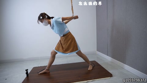 “大”字形态木板放置罚站，好利来女仆双腿发酸发抖，站立不稳，金属架强制拘束，再用各种道具挠痒痒，累到... 第4张