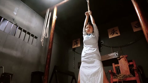 《喋血交通站》上集 女交通员在获取情报时被军统女特务抓获在刑房遭遇非人的酷刑折磨依旧坚贞不屈 第4张