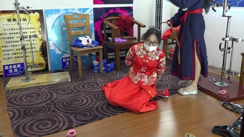 兰兰红色秀禾服，被捆绑鞭打招供，手铐脚镣，砝码脚镣 第4张