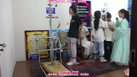 几个女大学生玩站立架，不同的站立架，也许体验感是不一样的，有的站立架能坚持的时间长一点，有的就比较难... 第4张