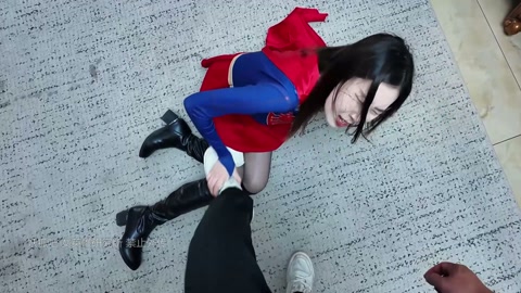南清 女超人被宇宙猎人击败俘获直播羞辱 第4张