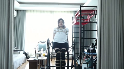 双S卓卓调教，前面调教过于温和了，卓卓居然说没尽兴，马上就安排单腿吊缚 超大马具口塞，双S鞭打，虽然... 第4张