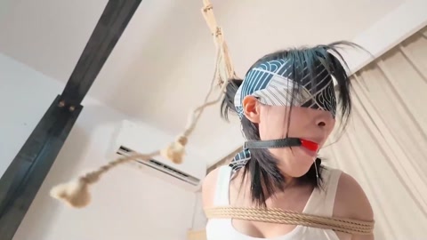 嗷嗷“女小偷”审讯被抓，被审讯 电击 鞭打 捆绑 第4张