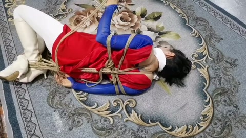 女超人雅思接到任务,去抓拿歹徒,刚进去歹徒老巢,空中毒气把她熏晕过去.被绑了起来 第4张