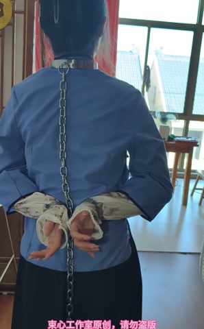 小月五四装，脖手脚连铐，喂鱼，家居简单生活剧情 第4张