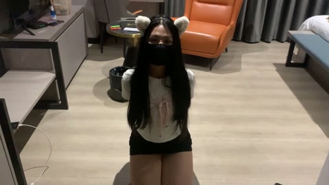 小果第一次见她的主人  小果千里迢迢第一次去见她的主人，她被要求先去到酒店房间，并自己把手反铐好跪在... 第4张