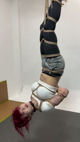 山田小姐倒吊地狱，一开始还嘻嘻哈哈做运动挣扎。放放最后情绪崩溃大哭起来 第4张