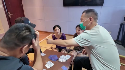 打牌 模特灿灿，陈依依，捆绑状态之下对三位打牌者进行服务，端水果，充当凳子，当然还免不了参与牌局胜负... 第4张