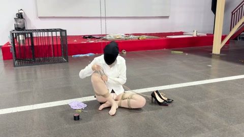 无人之境-自缚解压被老板抓包的女职员 第4张