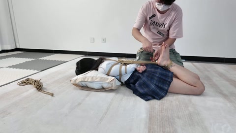 模特鱼丸jk捆绑 可爱大学生鱼丸被驷马捆绑放置，连脚趾都没放过，带上口球挣扎，无助的留下口水，换上渔... 第4张