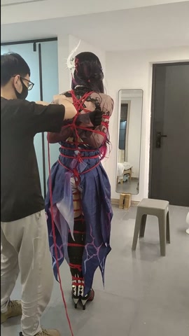 海瑟音cos捆绑，尝试只用一张凳子为支点驷马 第4张