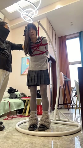 灰丝黑长直可爱学生装，强制罚站紧缚，同时被训练器和郊狼轮番轰炸 第4张