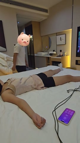 真实！非常漂亮的一个小美女，男朋友在外地，来体验床上大字缚+啵啵贝失控模式的刺激，最后又来了一个极限... 第4张