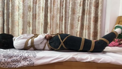 红豆衬衣牛仔裤 白袜运动鞋 自动紧缚绳 挣脱不能 各种犟 用力挣扎 第4张
