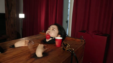美女的嘴巴 “捕获一美女，关进木箱枷住脖子，露出头部，然后上道具 观赏。主要用了三种嘴巴刑具，强制喂... 第4张