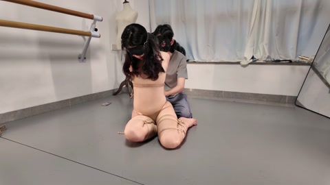 肉欲舞蹈服捆绑蹂躏，充气口球强制拽头发保持，扇耳光掐脖子，关灯放置，海砂被捆绑成肉球驷马苦苦挣扎 第4张