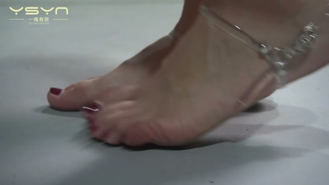 足钉之魇  羁押牢中的漂亮人贩子柳依金属镣铐加身被带到刑罚室接受两种足钉之痛 第4张