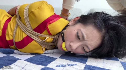 【破产姐妹】挣得多的冰柠造姐妹惦记报复 桌上驷马口球鼻钩 口水直流 第5张