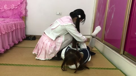 两个女孩 玩自铐 一个驷马铐一个驷马架 铐上发现钥匙在床上 第5张