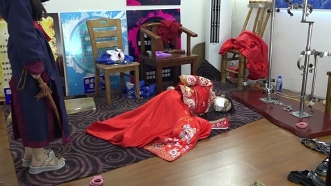 兰兰红色秀禾服，被捆绑鞭打招供，手铐脚镣，砝码脚镣 第5张