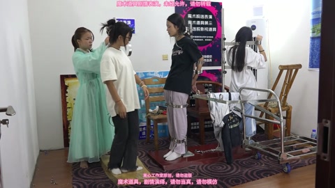 几个女大学生玩站立架，不同的站立架，也许体验感是不一样的，有的站立架能坚持的时间长一点，有的就比较难... 第5张