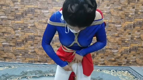 女超人雅思接到任务,去抓拿歹徒,刚进去歹徒老巢,空中毒气把她熏晕过去.被绑了起来 第5张