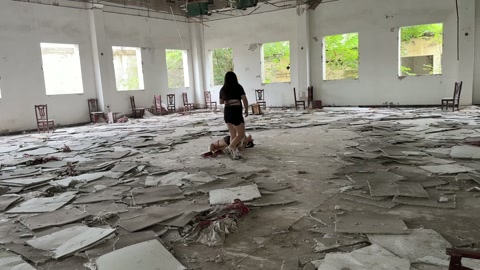 女j自救失败被抛尸荒野 第5张