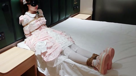 小云首次尝试lolita 站立挣扎+移动 床上被刺轮 第5张