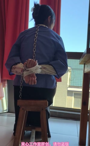 小月五四装，脖手脚连铐，喂鱼，家居简单生活剧情 第5张