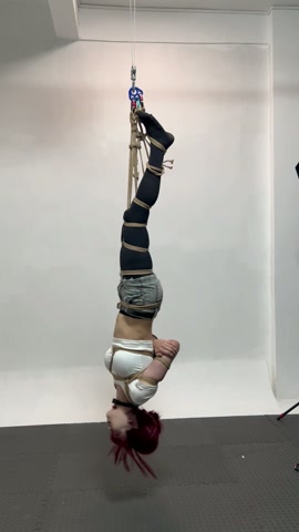 山田小姐倒吊地狱，一开始还嘻嘻哈哈做运动挣扎。放放最后情绪崩溃大哭起来 第5张
