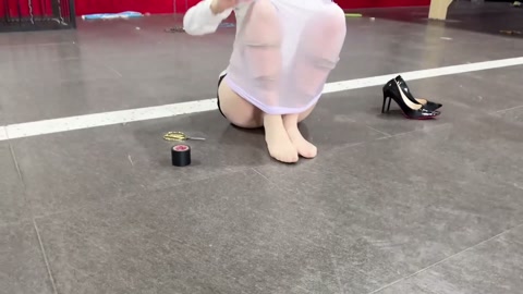无人之境-自缚解压被老板抓包的女职员 第5张