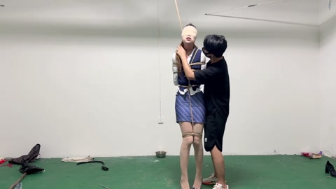 暴力虐打空姐-勒颈z息-踢踹鞭打 第5张