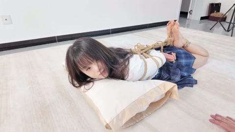 模特鱼丸jk捆绑 可爱大学生鱼丸被驷马捆绑放置，连脚趾都没放过，带上口球挣扎，无助的留下口水，换上渔... 第5张