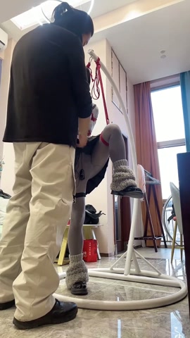 灰丝黑长直可爱学生装，强制罚站紧缚，同时被训练器和郊狼轮番轰炸 第5张