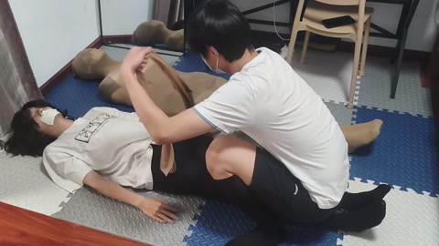 特殊订单三：情侣双人丝袜全包进笼子当脚垫 第5张