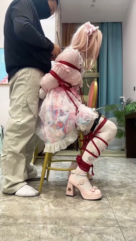 粉色lo裙白丝的紧缚挣脱，要在训练器的持续干扰下快速逃脱才行 第5张