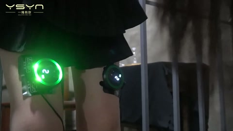 红罂粟（中）女毒枭青禾被押进审讯室拒不交代开启电刑又被反铐栏杆上加大电流供认不讳拍照留档 第5张